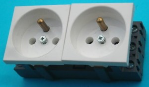 Gniazdo zasilające podwójne 2P+T białe