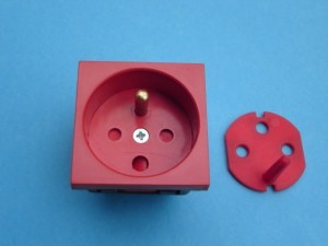 Gniazdo zasilające 2P+T z blokadą (czerwone)