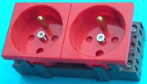 Gniazdo zasilające podwójne 2P+T z blokadą (czerwone)